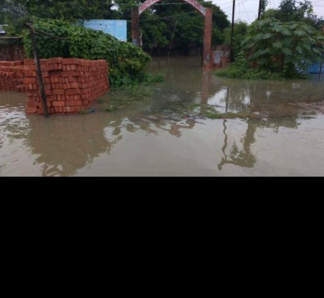 बाढ़ से तीन दर्जन गांवों में जनजीवन प्रभावित