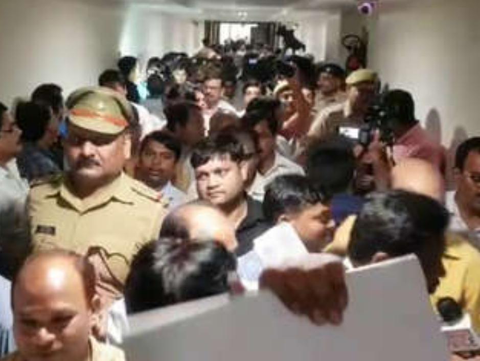 उ प्र पु के खिलाफ CM दफ्तर पर सचिवालय कर्मचारियों  का प्रदर्शन