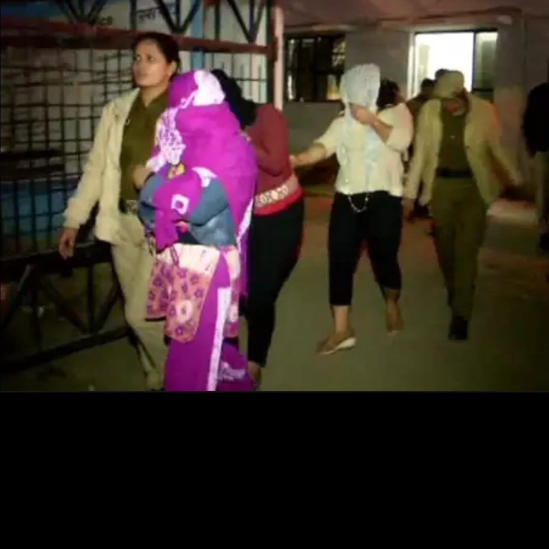 स्पा सेंटर के आड़ मे चल रहा सेक्स रैकेट 5 लड़कियां गिरफ्तार.