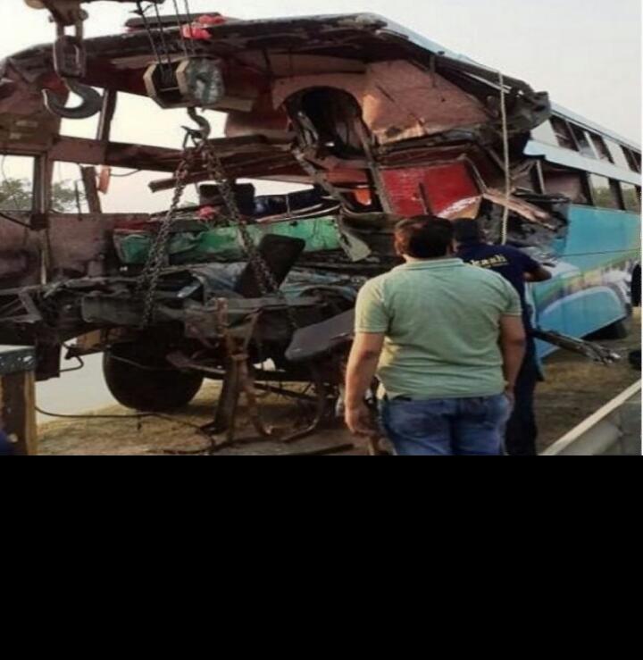  यमुना एक्सप्रेसवे पर बस की ट्रक से टक्कर, 8 लोगों की मौत...