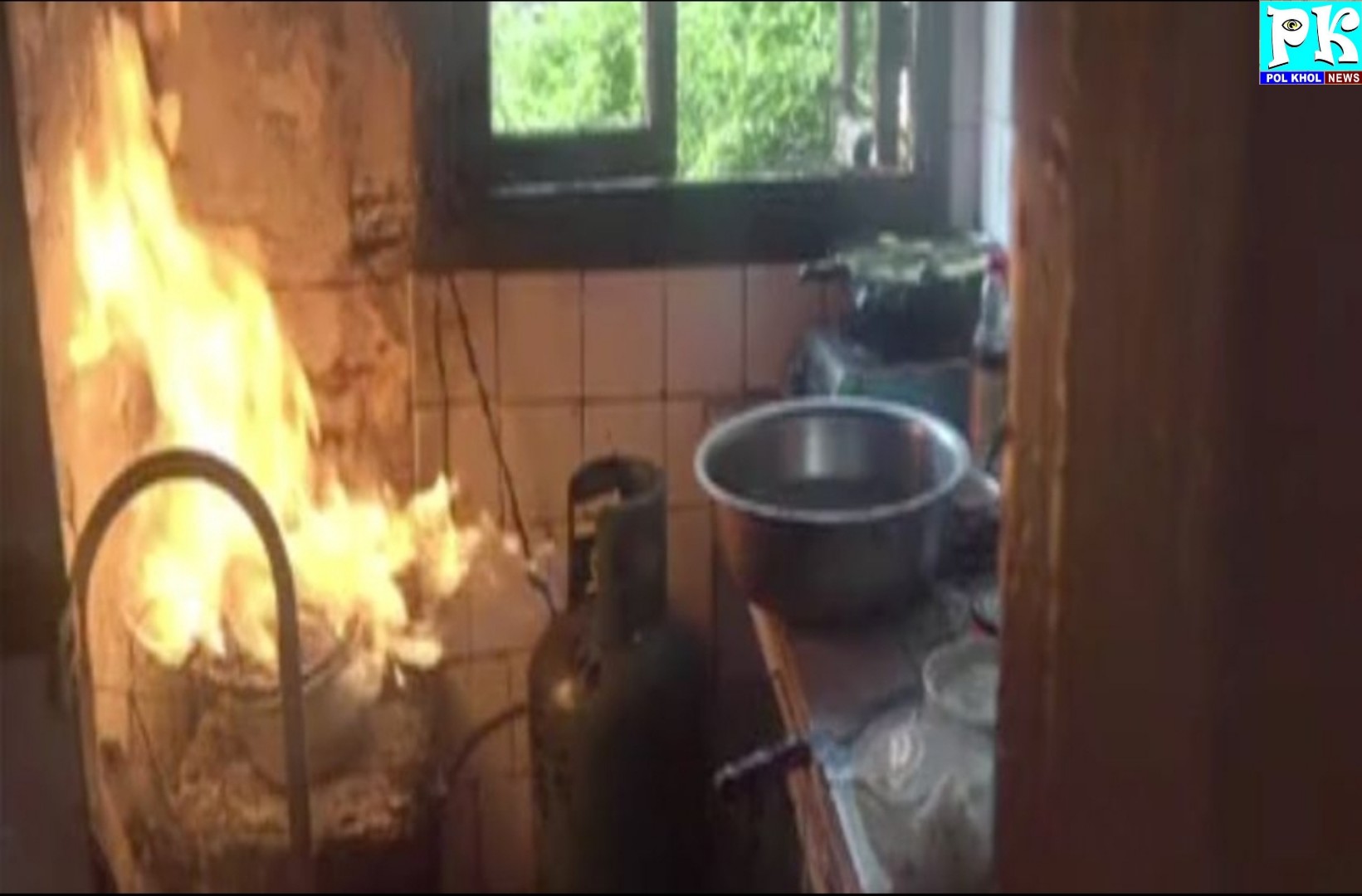 चाय बनाते समय गैस सिलिंडर में लगी आग
